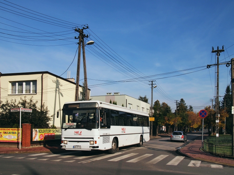 WE 4111X
Gdy odjechał już "autobus" linii L-7 do Dziekanowa Leśnego - na przystanku pozostało całkiem niemało pasażerów. Wyglądało na to na tyle podejrzanie (czytaj: zachęcająco), że postanowiłem poczekać razem z nimi (a nuż widelec coś ciekawego wjedzie w obiektyw). Cierpliwość moja została nagrodzona tym oto hipermarketobusem (w sumie była to dobra rekompensata za Mobilisowo-Ożarowską linię B, której ujrzałem jedynie kawałek, hm, odwłoka). 
Słowa kluczowe: MK2 RenaultTracer Tesco OżarówMazowieck