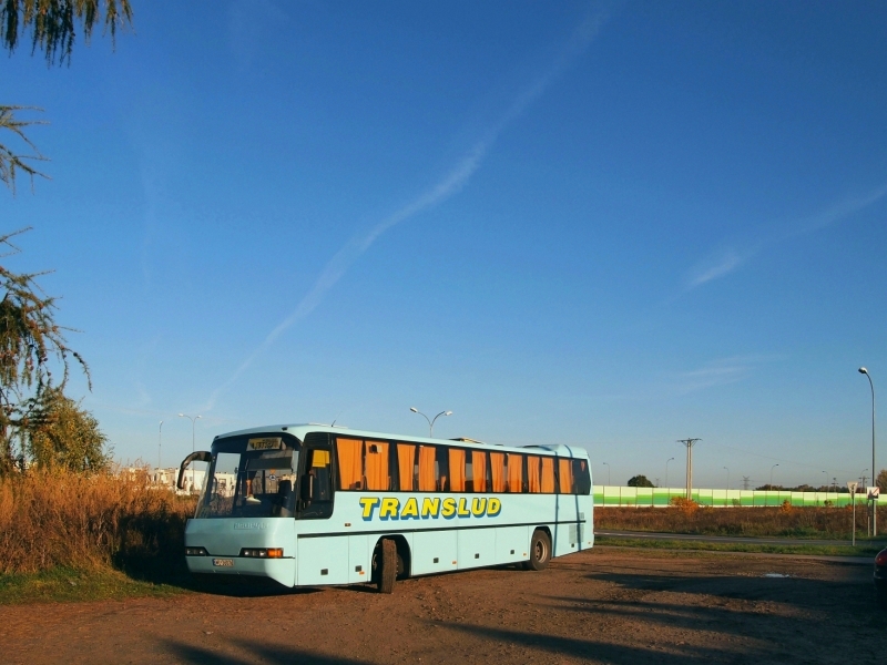 WL 26076
Transludowa linia szkolna nr 4 kończąca trasę na prowizorycznym krańcu u zbiegu ulic: Szkolnej i Przylesie w Jabłonnie. 
Niedobrą dla mnie osobiście wiadomością był fakt braku oznaczenia liniowego, co pozwala przypuszczać, że obie linie jabłonowskie (4 i 5) oznaczone są jedynie tablicą z symbolem szkoły.
Słowa kluczowe: Neoplan N316 WL26076 Translud 4 Jabłonna Szkolna