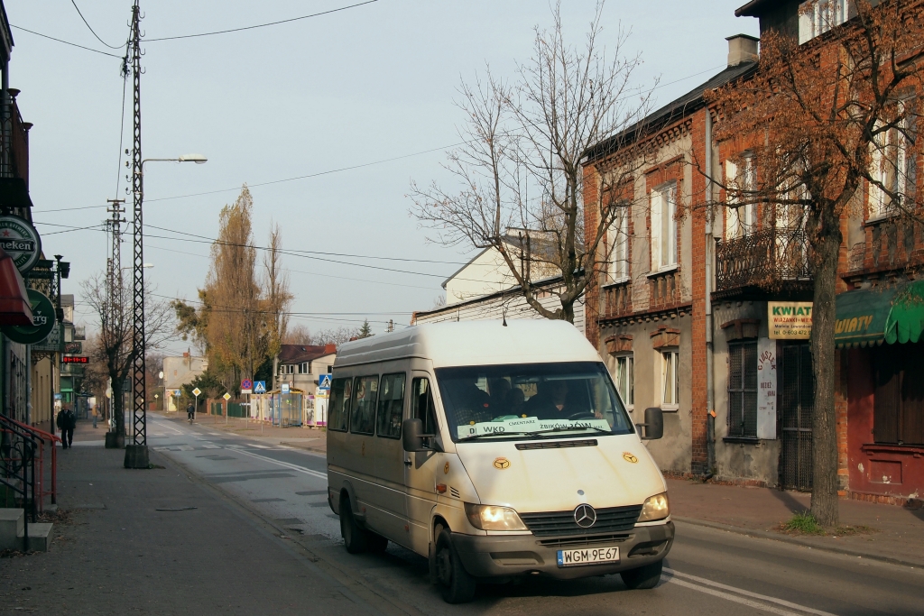 10009
Dodaję dziś suplement do cmentarek. Otóż linie cmentarne zostały uruchomione nie tylko przez ZTM Warszawa, ale także przez kilka okolicznych miast. 1 listopada zdążyłem zwiedzić: Pruszków, Milanówek i Legionowo (Łomianek nie zdążyłem, wybaczcie ;) ) i owocami tej wyprawy dziś dzielę się z Wami. 
Pruszków uruchomił dwie linie autobusowe dowożące do cmentarza w Żbikowie: z osiedla Staszica i z dworca WKD. Rozkłady zostały podczepione w internecie jako kursy skrócone do dwóch istniejących linii: pogrobowca MK2, krążącego na trasie WKD Pruszków - Domaniew - WKD Pruszków oraz linii z osiedla Staszica do Ożarowa Mazowieckiego. 
Słowa kluczowe: 413CDI 10009 Pruszków Promyka