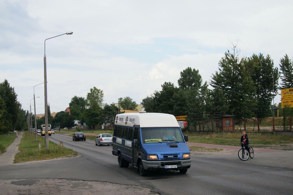 WOT 09167
Kolejny "Wot-Transowy" bus. Na egzemplarz z wyraźnym logiem firmy nie trafiłem niestety. Najwyraźniej nieśmiali są po prostu.
Słowa kluczowe: Iveco TurboDaily 45E12 WOT09167 Wot-Trans Otwock Karczewska