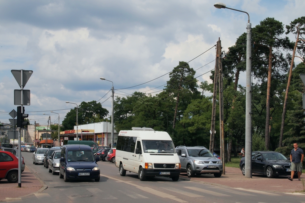 WOT 14124
To żyje, proszę Państwa ;)
Firmę poznaliśmy jako coś, co wypączkowało w 2006 r. z firmy "Wilga-Bus" (nawet logo mieli baaardzo podobne). Setry, Many i Mercedesy kursowały z pętli przy Emilii Plater do Śródborowa i Karczewa (trasą przy torach kolejowych). Rok później nie było już po nich śladu. 
W tym roku firma objawiła się ponownie i obsługuje linię łaczącą Otwock z Kosumcami (jeszcze w ubiegłym roku na tej trasie kursowały Setry firmy AJD). 
Na moje oko te ich busiki to straszne graty, ale ja się na taborze nie znam i może gdzieś tam pod maską drzemie silnik wehikułu wuja Gromiłło ;)
Słowa kluczowe: Volkswagen LT35 WOT14124 Wot-Trans Otwock Andriollego