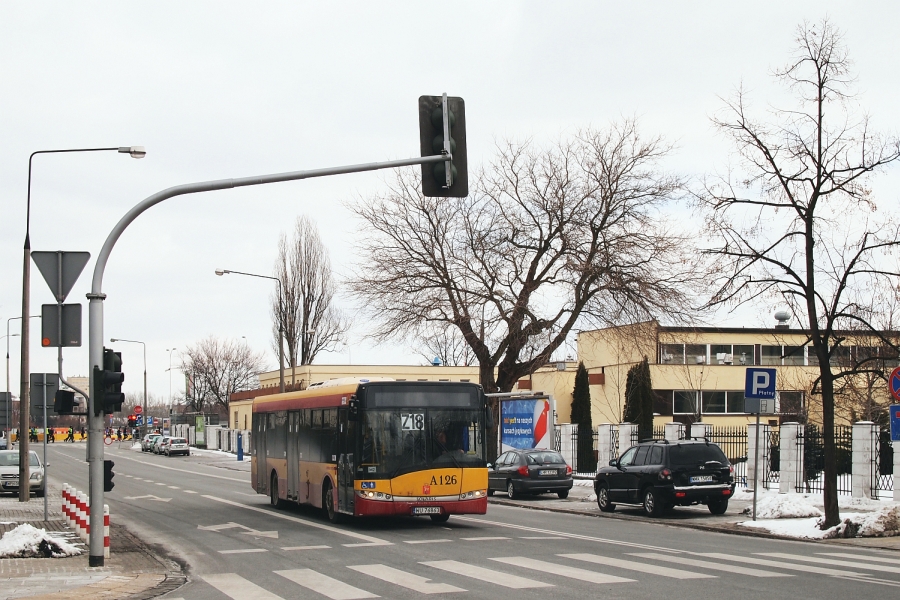 A126
Wskutek dzisiejszego wycofania większości linii autobusowych z Powiśla i Mariensztatu (pozostało tylko 105 - choć widziałem też zabłąkane 118) uruchomiona została linia Z18 na trasie: TORWAR - Rozbrat - Solec - Dobra - MARIENSZTAT, obsługiwana przez dwa Solarisy U12 z Mobilisu.
Słowa kluczowe: SU12 A126 Z18 Karowa