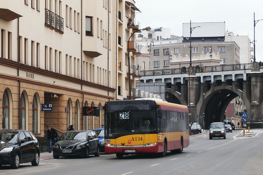 A134
Jeszcze jedno zdjęcie zastępczej linii Z18, zastępującej wycofane z Powiśla linie 118, 185 i 128 (ta ostatnia teoretycznie powinna dojeżdżać do Mariensztatu okrężną drogą, ale przeszedłem całą trasę od Mariensztatu do PKP Powiśle i nie spotkałem ani jednej sztuki).
Słowa kluczowe: SU12 A134 Z18 Solec