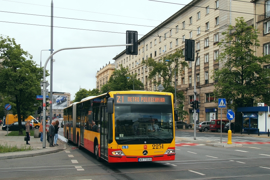 2251
Na trasie "zametrowej" linii Z-1 można było spotkać i Mercedesa (w sumie nic szczególnie dziwnego).
Słowa kluczowe: ConectoG 2251 Z-1 Waryńskiego