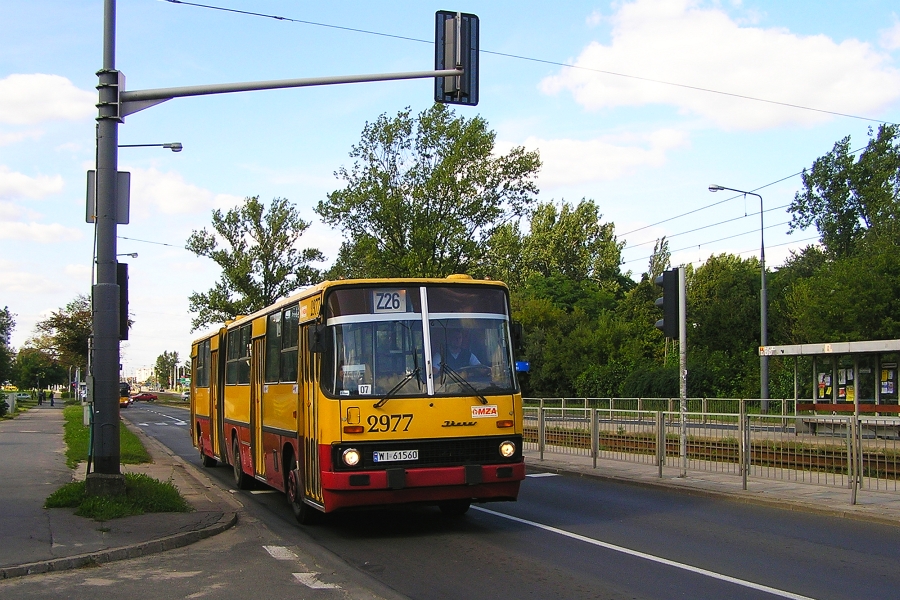 2977
Tego Ikarusa jeszcze tutaj nie było, więc teraz już jest.

Linia Z26 została uruchomiona na trasie CM. WOLSKI - OS. GÓRCZEWSKA w dniach 19-22 sierpnia 2010 r. w związku z przebudową sieci ciepłowniczej na wysokości Fortu Wola i skróceniem tras linii 10 i 26 do Cmentarza Wolskiego ("ósemka" była zawieszona na wakacje).
Słowa kluczowe: IK280 2977 Z26 PowstańcówŚląskich