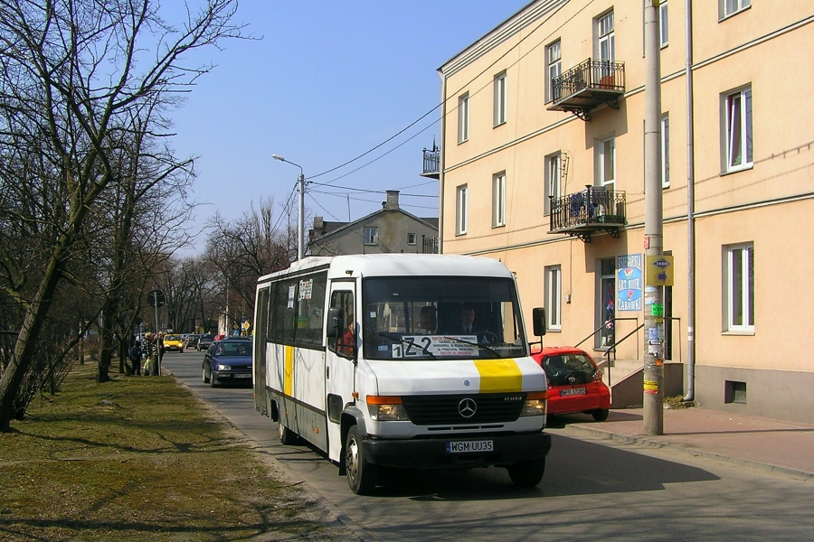 00162
Jakby się ktoś pytał to jest PKS Grodzisk Mazowiecki ;)
Piastowska linia L12 po trzech miesiącach istnienia pod swoim oznaczeniem, 1 stycznia 2011 r. zmieniła (czasowo) oznaczenie na Z-2 do czasu dogadania się ZTM z władzami Piastowa. Pod takim oznaczeniem przejeździła pierwszy kwartał 2011 r. Jak widać do dogadania się w tej kwestii nie doszło, a w samym Piastowie od jakiegoś czasu kursuje linia P-1, uruchomiona przez Urząd Miasta na własną rękę.
Słowa kluczowe: Mercedes O814D 00162 Z-2 Piastów 11Listopada