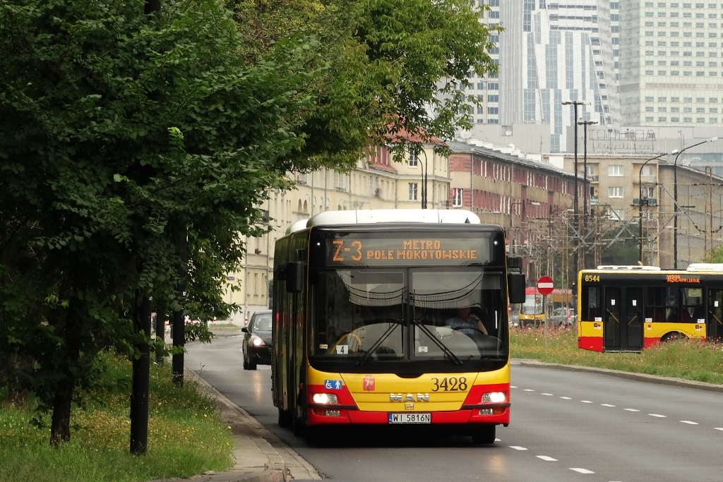 3428
Banalnie, bo banalnie, ale na czymś nowy aparat trzeba wypróbować ;)
Słowa kluczowe: LionsCityG 3428 Z-3 AlejaNiepodległości