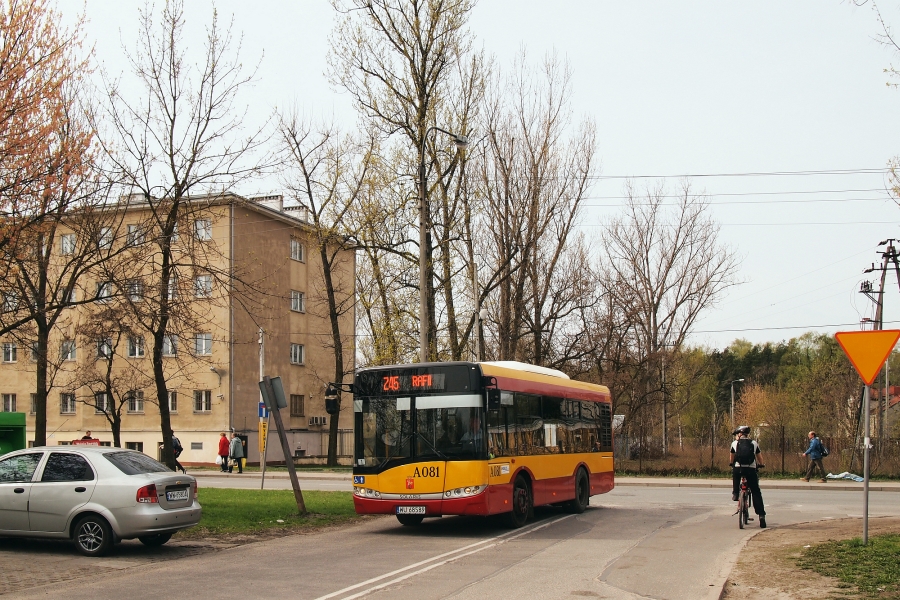 A081
Czy naprawdę nikt się nie wybrał na weekendowe (i nie tylko) objazdy?

Jednobrygadowa linia Z45 ratowała w sobotę i niedzielę (a nawet i kawałek piątku) mieszkańców okolic ul. Chełmżyńskiej po przerzuceniu linii 145, 225 i 245 na ul. Żołnierską. 
Kierowcy samochodów jadący od strony Ząbek napotykali na swej drodze ogrodzoną dziurę w ziemi blokującą wjazd w ul. Marsa. W zależności od sposobu rozprawienia się z niespodziewaną przeszkodą można było wyróżnić trzy podstawowe typy samochodziarzy:
1. Oddział szybkiego reagowania - czyli zawrotka na wysokości ul. Młodnickiej i szybka jazda z powrotem.
2. Niedowiarków - podjazd do samego ogrodzenia (a nuż to fatamorgana i zniknie?), chwila niezdecydowania i postoju i nieśmiały odwrót z zaliczeniem punktu informacyjnego w postaci samotnego pracownika Nadzoru Ruchu.
3. Turystów - chwacki skręt w ul. Młodnicką (nie ma tak dobrze, wylot Młodnickiej w Marsa również zamknięty), zaliczenie wszystkich okolicznych ulic i uliczek prowadzących dokładnie donikąd i powrót Młodnicką do Chełmżyńskiej jakieś 10 minut później, po czym pokorna jazda w kierunku ul. Strażackiej.
Przytrafiały się też przypadki ekstremalne - czyli kombinacja wszystkich opisanych możliwości z dodatkowym zaliczeniem m. in. dwukierunkowo Wału Kościuszkowskiego.
Takich delikwentów nie czytających naprawdę dobrze widocznej tablicy informacyjnej przy zbiegu Chełmżyńskiej ze Strażacką było całkiem niemało.
Słowa kluczowe: U8,6 A081 Z45 Młodnicka Chełmżyńska Rafii