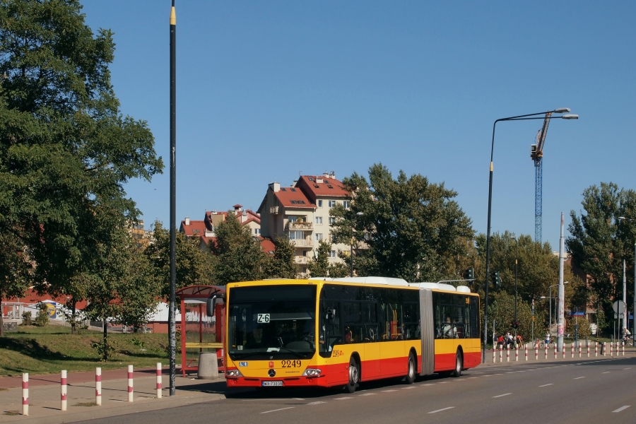 2249
Nieplanowana podmiana słupa trakcyjnego wymusiła zamknięcie na weekend ruchu tramwajowego na Jelonkach, co z kolei pozwoliło na wykonanie także innych prac przez torowców. Na zastępczej linii autobusowej Z-6 spotkać można było długie Solarisy (dziś wypatrzyłem 8504, 8506 i 8508) i Mercedesy. 
Na zdjęciu Mercedes, jako "Za-Tramwaj" z "Za-Wyświetlaczem".
Słowa kluczowe: ConectoG 2249 Z-6 Górczewska