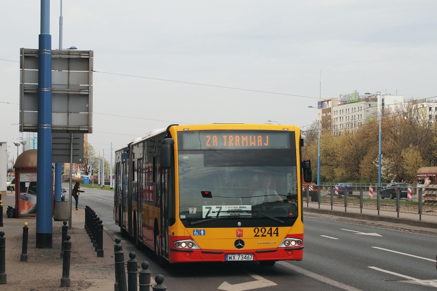 2244
Zadziwiające, że nawet w ramach jednej zajezdni i jednego modelu wozu nie potrafiono ustalić spójnego systemu oznaczenia tej linii (funkcjonowały dwa modele: "Za tramwaj" oraz "Linia zastępcza"). Mobilis na Z45 poradził sobie wzorcowo (wyświetlacze, elektrodecha, knapik), Kleszczowa jak widać miała problemy z okiełznaniem nowych w sumie jeszcze wozów. 
Słowa kluczowe: ConectoG 2244 Z-7 AlejeJerozolimskie