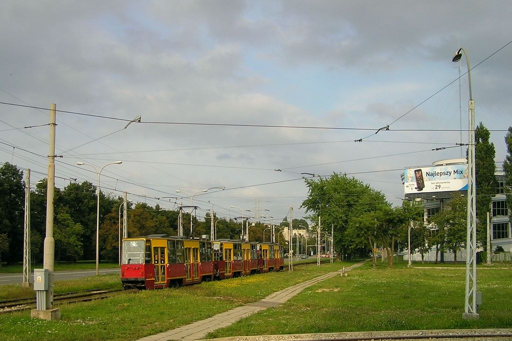 1122+1123+1138
W ubiegłym miesiącu zakończono w Warszawie eksploatację trójskładów "sto-piątek". W Omni-Busowej galerii było jakoś cicho na ten temat, więc zamieszczam kilka fotek dotyczących dziewięcioletniej historii ostatniego zapewne rozdziału historii potrójniaków w stolicy.

Powodem ich powstania był remont ul. Puławskiej i zwiększone zainteresowanie pasażerów linią 36. Próbnie jednak skierowano je do obsługi linii zastępczej Z-9 (a dokładnie jej skróconych kursów). Trasa jej wiodła jakże znajomym szlakiem: z Wilanowskiej przez Puławską, Woronicza, Wołoską do Służewca. 
Słowa kluczowe: 105Na 1122+1123+1138 Z-9 Woronicza 3x105Na