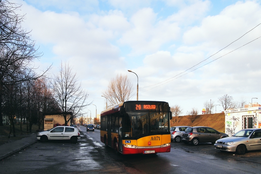 A071
Druga brygada na jednokierunkowej okrężnej linii Z-9 mającej w założeniu ułatwić dojazd mieszkańcom okolic północnego fragmentu ul. Lazurowej do komunikacji miejskiej w ogóle. Przydałby się przystanek (choćby na żądanie) na wysokości pętli autobusowej, ale przy takiej szerokości ulicy Doroszewskiego zapewne było to niemożliwe.
Słowa kluczowe: SU8.6 A071 Z-9 Doroszewskiego