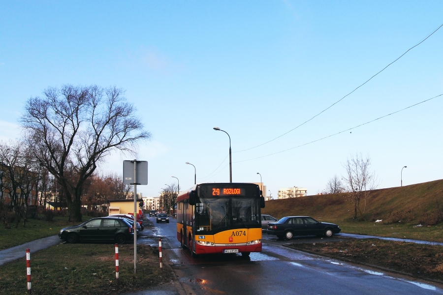 A074
Z racji miejsca swojego zamieszkania tudzież trasy częstych wędrówek poczułem się zobligowany do wizytacji pierwszego dnia kursowania nowej linii Z-9 na ulicy dotąd przez komunikację miejską liniowo nie doświadczanej. 
Honory czyniły wozy A071 i A074. Tutaj ten drugi na zdemontowanym i "zalepionym" progu spowalniającym.

Słowa kluczowe: SU8.6 A074 Z-9 Doroszewskiego