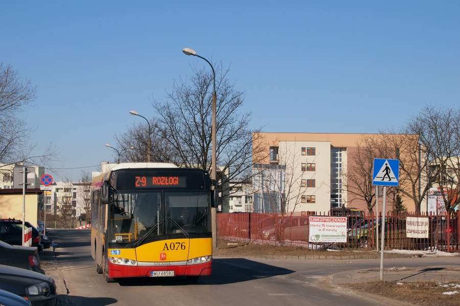 A076
Na dłuższym odcinku ul. Doroszewskiego jest raczej ciężko zrobić zdjęcie przy porannym słońcu praktycznie przez cały tydzień ze względu na wszędobylskie samochody.
Swoją drogą na tej linii Mobilis jest bardzo konsekwentny - spodziewałem się sporadycznych dziwadeł typu Libero, ale nie - twardo same Alpino.
Słowa kluczowe: SU8,6 A076 Z-9 Doroszewskiego