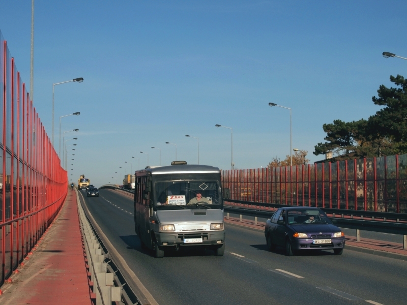 WL 8043C
Krążąc po Legionowie parę razy natykałem się na pojazdy firmy Z-Bus. Bardzo żałuję, że nie udało mi się (jechał w stronę Serocka idealnie pod słońce) sfocić Autosana H6, jakże trafnie nawiązującego do taboru dawnej komunikacji miejskiej miasta Legionowo.
Na pocieszenie trafiło się m. in. takie oto coś. 
Słowa kluczowe: Cacciamali Thesi Intercity WL8043C ZBus Legionowo Zegrzyńska