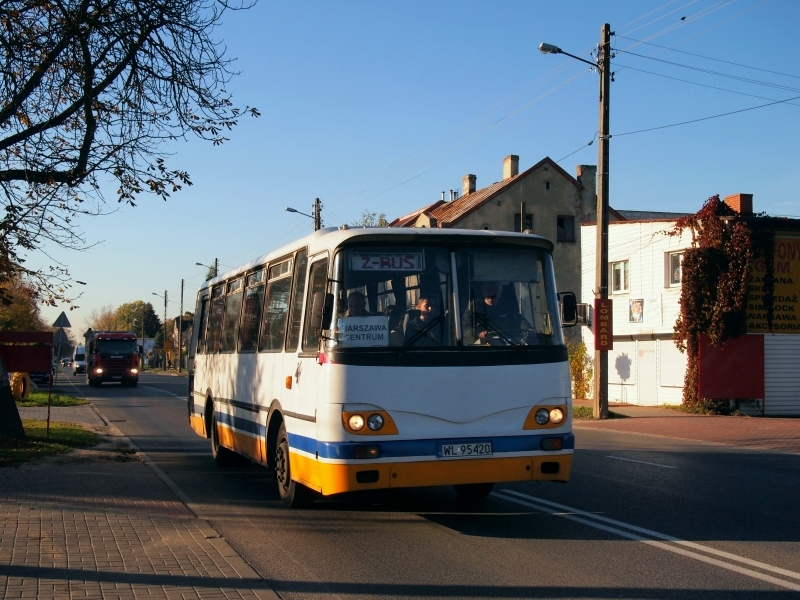 WL 95420
Głupio się przyznać, ale jak szukałem danych na temat tego autobusu u konkurencji (TWB), trafiłem na zdjęcie wozu o tym samym numerze rejestracyjnym, ale jakby się nieco różniącego. Niby Autosan, ale nie do końca taki sam. 
Ale ja jestem tylko "trasowcem", a nie "taborowcem", więc się pewnie nie znam...

Swoją drogą nie spodziewałem się, że Z-Bus wypuszcza wciąż na trasę większe Autosany. Od jakiegoś czasu widywałem raczej jakieś małe busiki.
Słowa kluczowe: Autosan H9-21 ZBus WL95420 Jabłonna Modlińska