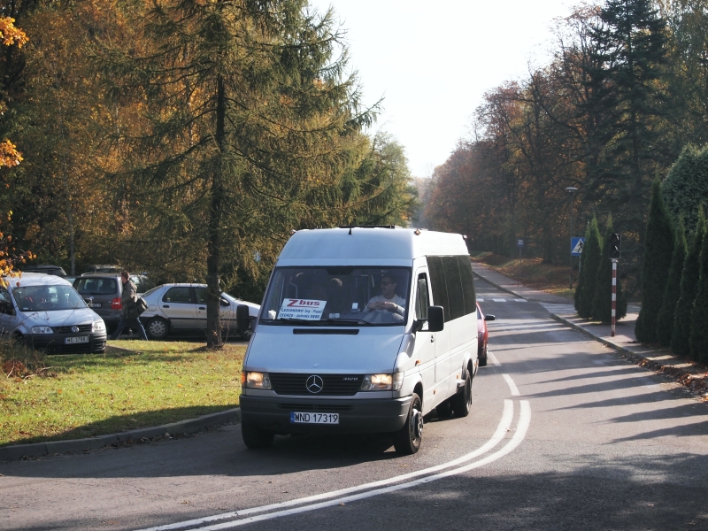 WND 17319
Podczas opisanej wcześniej wyprawy do Serocka dowiedziałem się "własnoocznie", że Z-Bus robi "oberka"w Zegrzu Północnym przez ulice: Groszkowskiego i Juzistek.
Słowa kluczowe: Mercedes 412D ZBus WND17319 Zegrze Juzistek