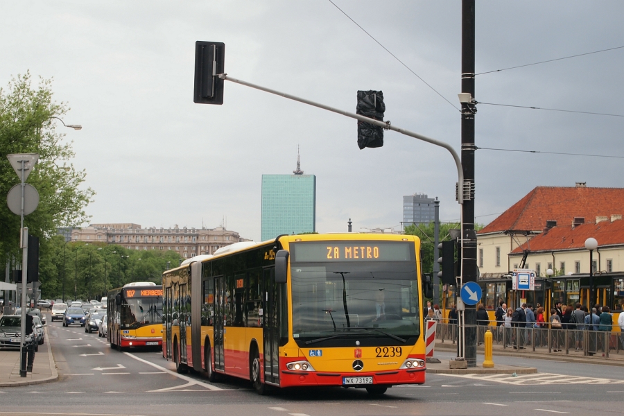 2239
Dziś ode mnie nieco zaległych zdjęć z ostatnich dni. Na początek "czarny poniedziałek" i dwie linie metra. 
W roli "za-metra" linia "Z" bez żadnego dodatkowego numerka. Czyli baaardzo klasyczne oznaczenie linii zastępczej na nowym wozie.
Słowa kluczowe: ConectoG 2239 Z Andersa