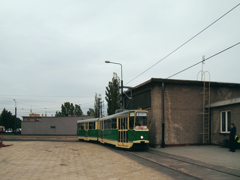 5
I ja na DTP byłem, 
Warsztaty i zajezdnię zwiedziłem,
kubek i ulotki dostałem,
Co widziałem - to sfotografowałem...

A tak poważnie: uważam, że organizatorzy DTP jak najbardziej stanęli na wysokości zadania i nawet kapryśna momentami pogoda (wiatr i 'deszczykowanie' nieśmiałe) nie miała w tym momencie znaczenia (a ci bardziej wrażliwi mogli się bez problemu schronić do hali warsztatowej). Zarówno kolega 4ND, jak i ja, przybyliśmy w wersjach rodzinnych i nasze pociechy z pewnością będą miały co wspominać przez najbliższy czas :)
Słowa kluczowe: 102N 5 C ZajezdniaŻoliborz