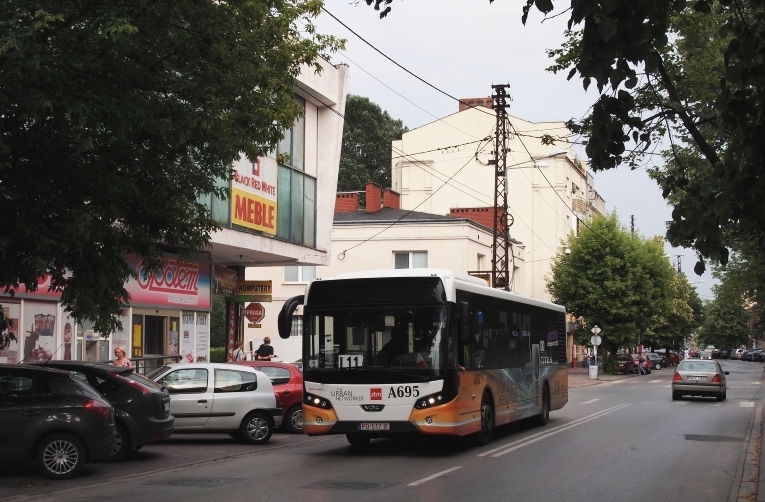 A695
I drugie ujęcie VDL Citea 12 na testach w firmie "Europa Express". Tym razem autobus właśnie przed momentem skręcił z ul. Chopina w ul. Kościuszki i chyżo podążył do przystanku krańcowego przy dworcu PKP...
Słowa kluczowe: VDLCitea A695 924 L11 Kościuszki Pruszków