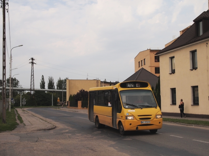 WI9701R
Egzotyczny jak na warszawskie i okołowarszawskie klimaty autobus na linii L12 (Pruszków - Piastów). Wbrew pozorom nie jest to linia spod egidy ZTM-u, choć na taką teoretycznie od frontu wygląda, ino samodzielna inicjatywa Urzędu Miasta w Pruszkowie (zdradzają ją rozkłady i brak naklejek na przystankach, o tablicy bocznej nie wspominając)...
Słowa kluczowe: Kapena ThesiCity L12 Pruszków