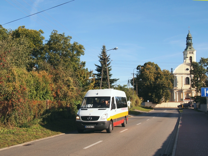 WGM WA17
W związku z dzisiejszą całkiem fotogeniczną pogodą postanowiłem wykonać mini-wypad do Starych Babic. Rozkłady wyglądają na tyle korzystnie, że w ciągu czterdziestu minut można "zaliczyć" dwie brygady linii L-7, oraz po jednej L-6 i L18 (czyli generalnie całą obsadę wszystkich trzech linii). Plusem jest fakt, że cała akcja trwa jak na standardy strefowo-podmiejskie krótko. Minusy to niewielki obszar "rażenia" (jeżeli chce się złapać komplet) i, co tu ukrywać, trywialne i oklepane nieco miejscówki. Mam nadzieję, że uwieczniony tabor choć minimalnie tę powtarzalność wynagrodzi... ;)
Słowa kluczowe: Mercedes315CDI WGMWA17 L7 StareBabice