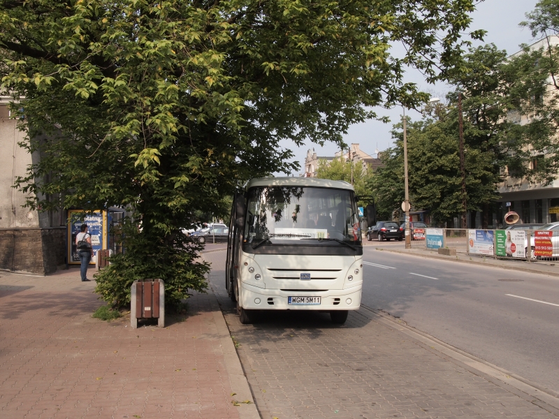 WGM5M11
Ostatnie zdjęcie z dzisiejszego mini-wypadu do Pruszkowa. Zupełnym przypadkiem natrafiłem na autobus komunikacji gminy Nadarzyn (linii sztuk jeden, trasa, jak się można łatwo domyślić: Nadarzyn - Pruszków ;) ).
A kierowca miły i konkretny ("A rób Pan zdjęcia z przodu, z tyłu, a choćby i od spodu")...
Słowa kluczowe: PKSGrodziskMazowiecki BMC LeveroXL Pruszków