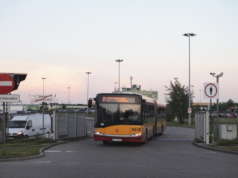 8838
Godzina 20.26 na wyjeździe z parkingu w Broniszach. Przegubowy Solaris jedynie z kierowcą na pokładzie podążył w kierunku Stadionu Narodowego. Nieopodal na swoją kolej czekał smętny Neoplan, który również po kilkunastu minutach w końcu odjechał. Także pusty...
Słowa kluczowe: SU18 8838 P7 Bronisze