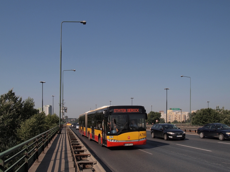 A710
Drugie na Omni-Busie zdjęcie linii autobusowej zastępczej za-statek. Razem z kolegą 4ND popędziliśmy z Podzamcza (patrz pierwsze zdjęcie tegoż autobusu na tejże linii) w kierunku mostu Grota-Roweckiego i... jest.
Słowa kluczowe: SU18 A710 TramwajWodny MostGrota