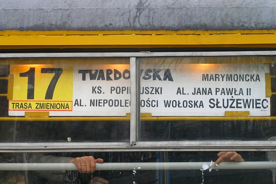 Tablica linii 17.
Dziś ode mnie trzy archiwalne pliki z 2010 r. powiązane tematem: "Inwencja twórcza w dekoracjach liniowych". 
Zatem przed Wami obiekt nr 1, zaprezentowany przez Tramwaje Warszawskie.
Słowa kluczowe: tablica 17