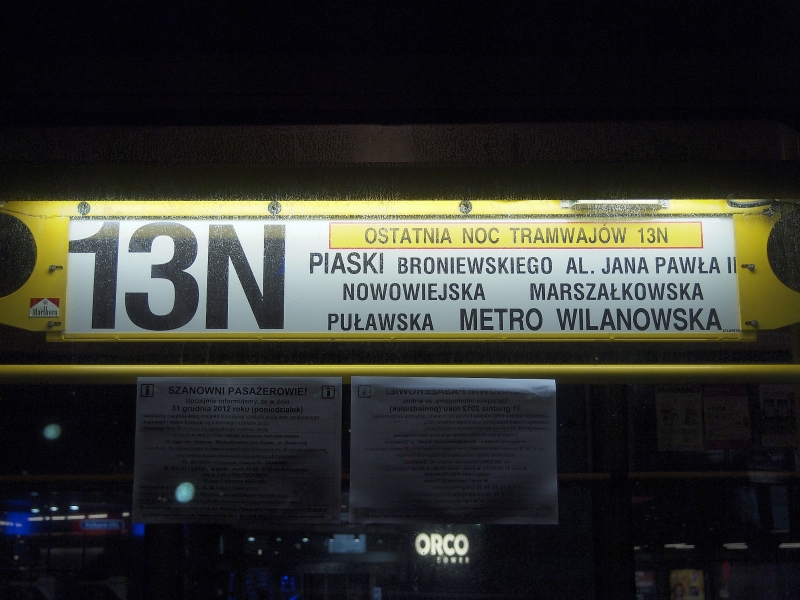 Tablica boczna linii 13N [awers].
Dopóki ktoś nie wrzuci lepszej wersji (a z pewnością tak się stanie) niech powisi sobie ta oto pamiątka...
Słowa kluczowe: 13N tablica PZ13NZTM