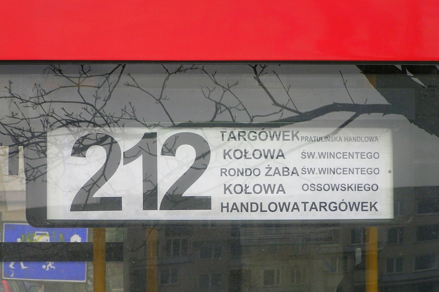 Tablica 212.
I obiekt ostatni w temacie: "Inwencja twórcza w dekoracjach liniowych". 
Bohaterem jest tym razem Mobilis.
Słowa kluczowe: tablica 212