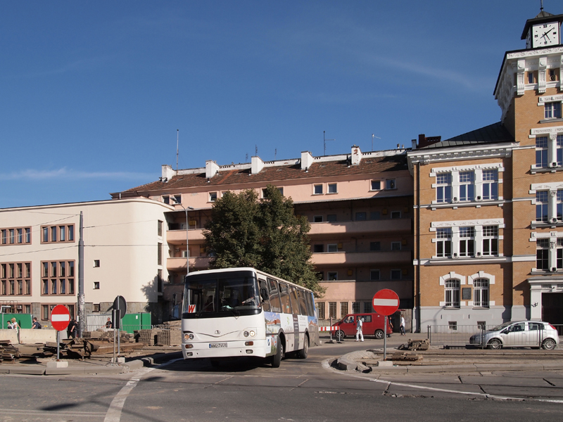 WWL7VU1
Jak widać, również przewoźnicy prywatni korzystają z tymczasowej zawrotki w al. Solidarności przy cerkwi. W ten sposób omijają zamknięty lewoskręt z al. Solidarności w ul. Jagiellońską nieco inną metodą niż linia Z60...
Linia uwieczniona na zdjęciu pierwotnie obsługiwana była przez firmę TORO. Obecnie wraz z linią J (na której kursowały niegdyś autobusy firmy RAJ-BUS) obsługiwana jest przez firmę STALKO.
Słowa kluczowe: Stalko AutosanA0909L Stalko DworzecWileński