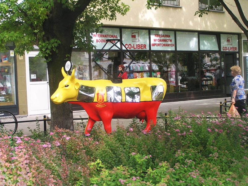 Siawa - Krowa tramwajowa
Siedem lat w Warszawie pojawiło się całkiem dużo takich krówek w ramach tzw. Cow Parade. Każda z nich wyglądała zupełnie inaczej - jedną z nich była właśnie taka krowa tramwajowa umiejscowiona na trawniku przed dawnymi kasami biletowymi MZK/ZTM.
Słowa kluczowe: krowa