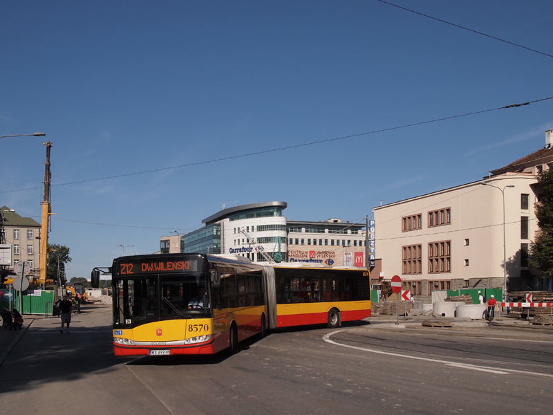 8570
Prowizoryczna. tymczasowa zawrotka i równie tymczasowa linia autobusowa (choć oznaczenie jej pojawiło się już kiedyś). Z zawrotki korzystają nie tylko autobusy z sieci linii ZTM-u, ale o tym... pod następnym zdjęciem.
Jednocześnie jest to pierwsze moje zdjęcie, gdy odważyłem się (wbrew wewnętrznym oporom) skorzystać z programu do korekty perspektywy (ShiftN się nazywa). Skutkiem tego wyprostował się dźwig i budynki, a także szlag trafił większą część latarni, ale chyba to nie przeszkadza? :D
Słowa kluczowe: SU18 8570 Z12 AlejaSolidarności