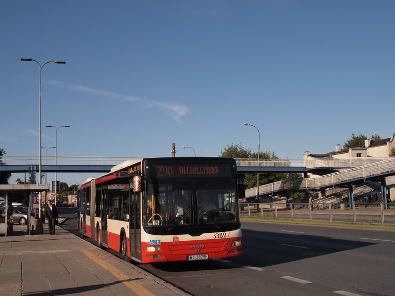 3382
W komplecie ze zdjęciem "zjelczonego" 517 - wspomniany tamże "Gdańszczak" na zastępczej linii za skróconą 190. Ujęcie bardzo podobne, ale przynajmniej liczba ludzi została mocno ograniczona. I uspokajam, więcej zdjęć z tej lokalizacji z tego dnia już nie wrzucę :D
Słowa kluczowe: LionsCityG 3382 Z90 Radzymińska