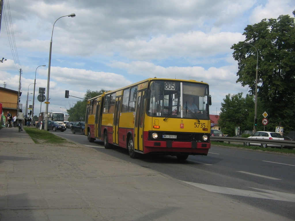 5735
Ikarus na Al.Piłsudskiego w Markach wyjechał dopiero co z pętli Pustelnik i wpada na przystanek za pętlą ;-).
Kierunek: Metro Ratusz-Arsenał

Wóz 5735
Rok Produkcji: 1997
Kasacja: Marzec 2013
EDIT: 10.03.2013
Słowa kluczowe: IK280 5735 805 Marki