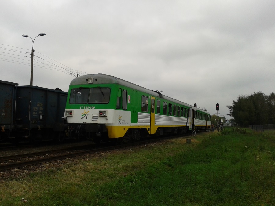 VT 628-019
Związku ze świętem komunikacji w dniu 21-09-2014 dzięki SSKS przyjechał do Konstancina szynobus który przywiózł wycieczkę.
Tego dnia szynobus do Konstancina zawitał dwa razy
Pierwszym kursem zostawił część uczestników na bocznicy w Jeziornie i udał się dalej do EC Siekierki
Słowa kluczowe: KM KonstancinJeziorna VT628-019 bocznicakolejowa