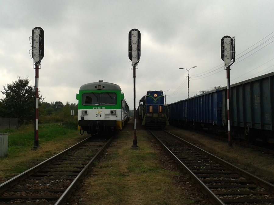 VT 628-019
Tym razem z lokomotywą PKP Cargo oczekującą na sygnał odjazdu w  stronę EC Siekierki
Słowa kluczowe: KM KonstancinJeziorna VT628-019 bocznicakolejowa