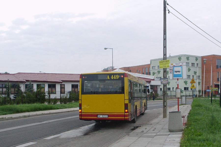 A449
MAN NL223 prod. 2003

Tak, jak zapowiadałem pod poprzednim zdjęciem z Olesina, odbyłem skoro świt wycieczkę na Olesin. Myślałem, że będzie padać, bo jak wstałem, było spore zachmurzenie. Ale na szczęście się nie rozpadało, jednak brak pełnego słońca odejmuje trochę klimatu tym fotkom. Ale to właśnie o ten klimat bardziej chodzi w tych zdjęciach.
Z dedykacją dla @lenki.
Słowa kluczowe: NL223 A449 120 Kobiałka