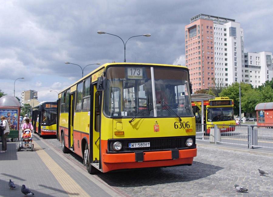 6306
Ikarus 260.73A prod.1993 NG 2010

Ależ niespodzianka! Ikarus w sobotę i to na całce, a w dodatku na brygadzie obstawianej przez Ostrobramską! Ale nie był on sam jeden. Były aż 4! Dziwadełko, ale planowe. Ostra pożyczyła na ten weekend do obsługi tej linii po dwa solowe Ikary od Stalowej i Woronicza. Co ciekawe, aż trzy ex Ostrobramskie. :D
Słowa kluczowe: IK260 6306173 Wiatraczna