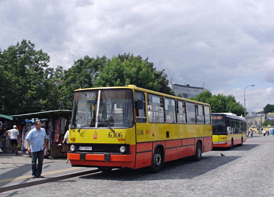 6306
Ikarus 260.73A prod. 2010, NG 2010

Nawet kierowca, widoczny na zdjęciu, oglądał uważnie autobus, nie kryjąc zdziwienia, co Ikarus ze Stalowej robi na linii obsługiwanej przez jego zajezdnię, czyli Ostrobramską...
Słowa kluczowe: IK260 6306 173 Wiatraczna