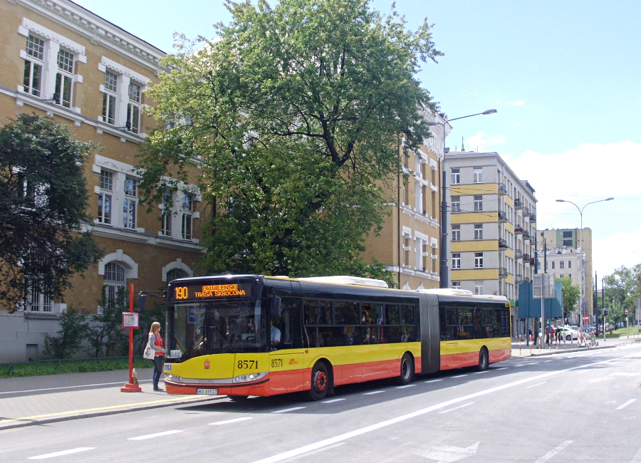 8571
Solaris Urbino 18 prod. 2011

Kto by pomyślał, że centralnie pod moją szkołą będzie kiedyś przystanek. Tylko dla wysiadających co prawda, ale jest.
Pozdrowienia dla pięknej Pani - informacji ZTM, widocznej na zdjęciu!
Słowa kluczowe: SU18 8571 190 AlejaSolidarności