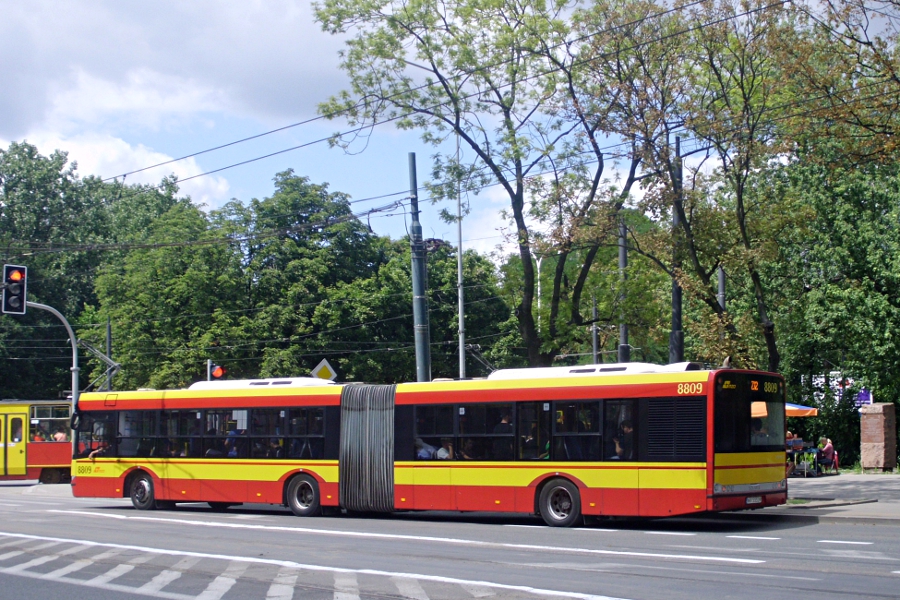 8809
Solaris Urbino 18 prod. 2008

Nowa linia - Z12 uruchomiona na czas remontu centralnej części placu Wileńskiego odjeżdża z pętli.
Słowa kluczowe: SU18 8809 Z12 DworzecWileński