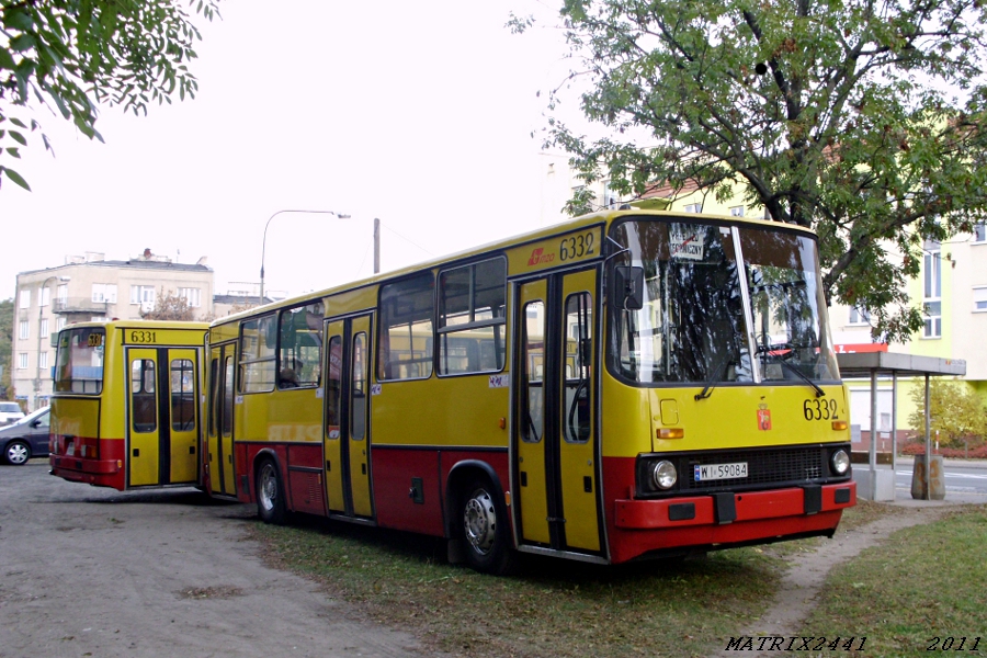 6332
Ikarus 260.73A prod. 1993

Liście na drzewach zaczynają żółknąć, niektóre już powoli spadają, kasztany niedługo zaczną spadać, a otoczenie za sprawą liści nabierze brunatnych kolorów. I już za 3 dni (o zgrozo) zacznie się szkoła. Klimat powoli zrobi się jesienny. I to sprawia, że od przeszło tygodnia nieco intensywniej myślę o zbliżających się cmentarkach. Wyjadą po raz pierwszy - jeśli się nie mylę - już za 62 dni. Będę wrzucał co kilka dni po kilka fotek z zeszłego roku, by zrobić Wam już teraz "smaka" na linie C.

Oto pierwsza fotka. Tu widzimy 6332 i jego braciszka, 6331, jako kasy na Bródnie.
Słowa kluczowe: IK260 6332 6331 ŚwiętegoWincentego kasa WS2011