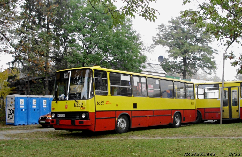 6332
Ikarus 260.73 A prod. 1993 NG 2010

6332 od drugiej strony. Już za dwa miesiące będzie można z radością stanąć na Smoleńskiej, popykać parę zdjęć, potem dojść do Św. Wincentego, przejść się tą ulicą do Kołowej, przy okazji robiąc trochę fot, pofotografować wyjeżdżające z Kołowej linie cmentarne, następnie wsiąść w C13, pojechać na Wólkę i tam też porobić trochę zdjęć.
Słowa kluczowe: IK260 6332 ŚwiętegoWincentego kasa WS2011