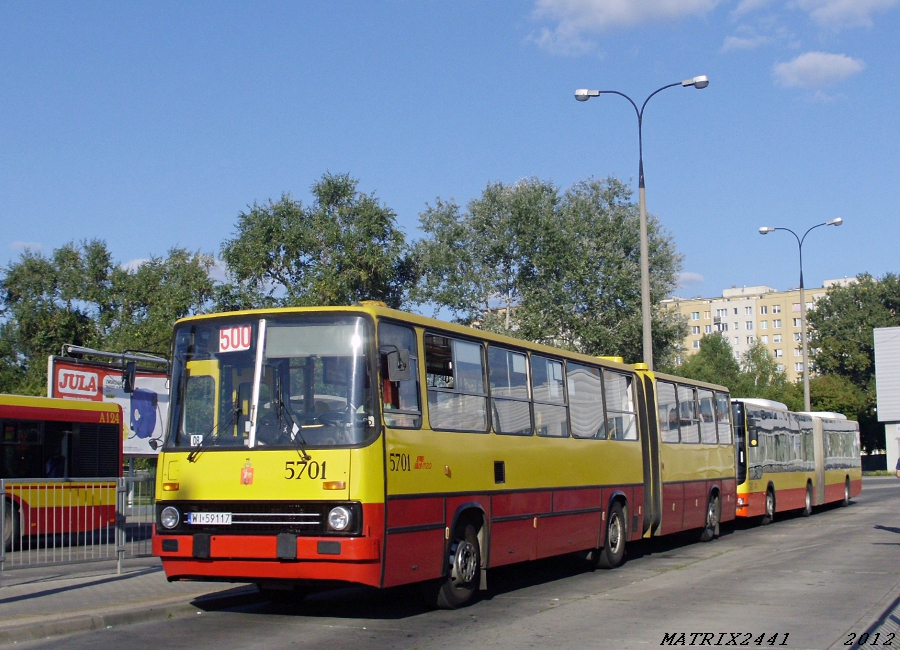 5701
Ikarus 280.70E prod. 1997 ex R-10 (1997-2010), ex R-6 (2010-2011)

Podmieniłem, bo na tamto z pośpiechu nie naniosłem podpisu.
Przegubowy Ikarus na 500 - to lubię.
Co do wozu - mimo, że seria 280.70E jest chyba przeze mnie najmniej lubianą serią jeżdżących po stolicy Hungarów, to jazda tym wozem była naprawdę przyjemna. Wóz jest zadbany, ma jeszcze drobnego kopa, przyjemnie się słucha muzyki silnika i kierowca fajnie nim jechał.
Słowa kluczowe: IK280 5701 500 BródnoPodgrodzie