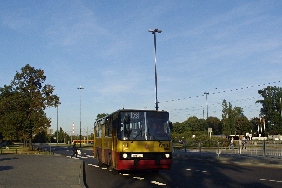 1299
Ikarus 260.04 prod. 1991

Lewarek w cieniu. Dziś focąc miałem wrażenie, że słońce świeci ze zdwojoną siłą. Gdzie nie stanąłem, było pod słońce. Ale coś jednak mi się tam pyknąć udało. Jazda lewarkiem była pyyyszna, jak tort.
Pozdrowienia dla poznanego dziś i współfocącego mck, wszystkich focących na trasie (oj, było ich ze trzech - czterech), w szczególności widzianej z okna wozu na Kijowskiej MC, oraz kierowcy 1299, z którym już wcześniej, w Wielki Czwartek miałem przyjemność jechać na 338.
Słowa kluczowe: IK260 1299 169 Kijowska