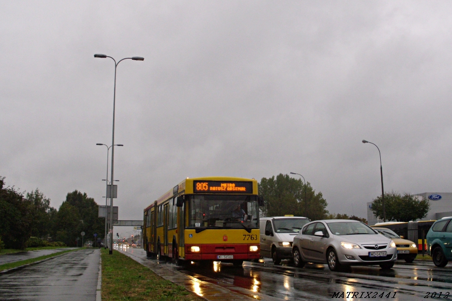 7763
Jelcz M181M prod. 1997

Na tej linii było już prawie wszystko z MZA. Ostrobramskie Ikarusy - lewary i automaty, nawet czasami i SU18, później kleszczowe deskorolki, które wyparły nawet na pewien czas Stalową, której jest to jedna z flagowych linii, a teraz mamy Stalową zasilaną przez... Redzię. Jeszcze tylko Woronicza brakuje. :D
Słowa kluczowe: M181M 7763 805 Radzymińska