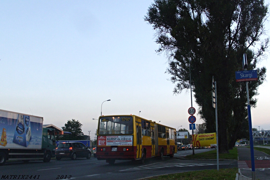 5797
Ikarus 280.70E prod. 1997

Ale to była jazda. Niestety z przygodami. Wóz zdaje się został podmieniony po dojeździe do MRA. Jednak mimo to, kurs był to naprawdę fajny. I z fajnym kierowcą - Adamem 8711 oraz kilkoma miłośnikami, którzy dołączyli po drodze.
Sorry, że takie ciemne i przekontrastowane, ale ci miłośnicy z tego kursu nic do tej pory nie wstawiali z wtorku, to ja wrzucam to. Mam jeszcze ze Strugi, ale zapewne zdjęcia mck i pewu z tamtych stron będą dużo lepsze, niż moje.
Pozdrawiam!
Słowa kluczowe: IK280 5797 718 Radzymińska